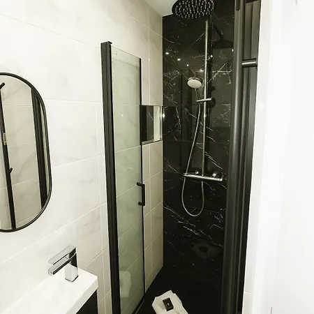 Newly Renovated 2br Modern شقة *