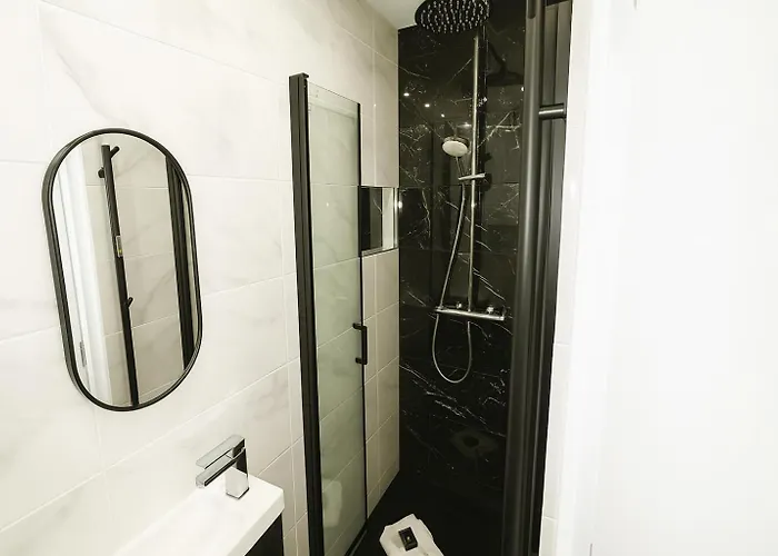 Newly Renovated 2br Modern شقة *